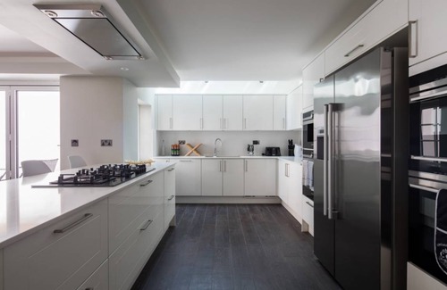 Windlesham Apartment | The Ascot Retreat - Spacious 3BDR Home with Parking & Garden