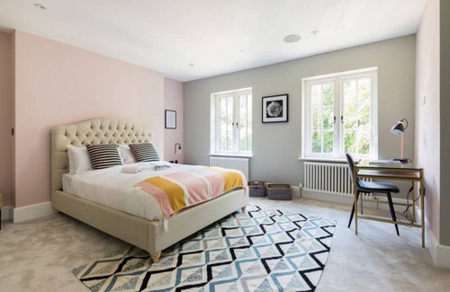 Windlesham Apartment | The Ascot Retreat - Spacious 3BDR Home with Parking & Garden