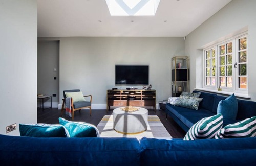Windlesham Apartment | The Ascot Retreat - Spacious 3BDR Home with Parking & Garden
