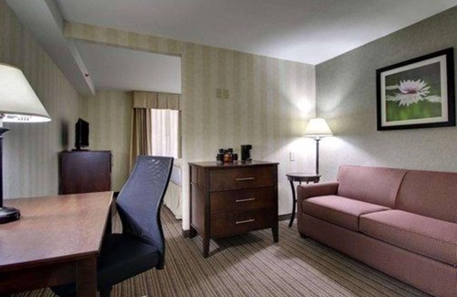 Quincy Hotel | The Atrium Hotel on Third