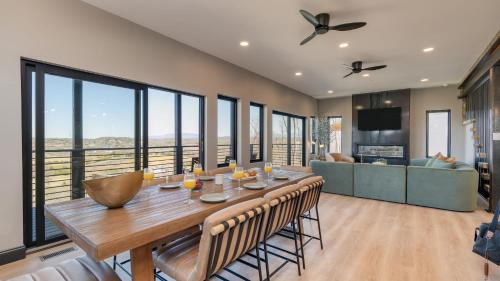 Sevierville House | The Back Nine Retreat by AvantStay Private Golf Sim, Firepit & Mountain Views Near Dollywood
