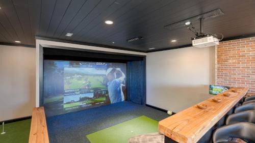 Sevierville House | The Back Nine Retreat by AvantStay Private Golf Sim, Firepit & Mountain Views Near Dollywood