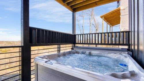 Sevierville House | The Back Nine Retreat by AvantStay Private Golf Sim, Firepit & Mountain Views Near Dollywood