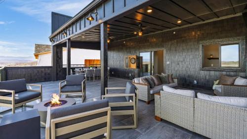 Sevierville House | The Back Nine Retreat by AvantStay Private Golf Sim, Firepit & Mountain Views Near Dollywood