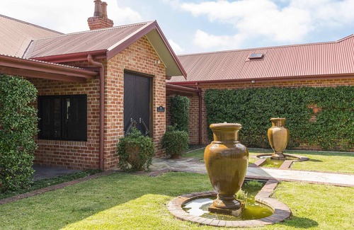 Lovedale House | The Ballabourneen House - Grand Hunter Valley homestead - 4 bedrooms with infinity pool and open fireplace