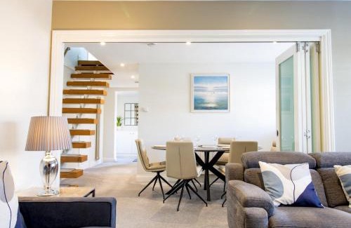 Hastings House | The Bar Bubbles Retreat - Hot Tub Games Room Pass the Keys