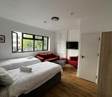 Oakleigh Hotel | The Barrington Hotel
