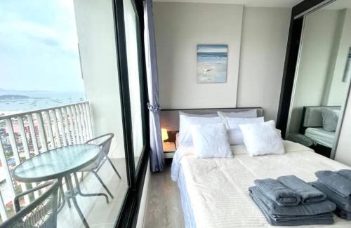 Pattaya Bay Apartment | The BASE Central PATTAYA Long Balcony King-Bed with Infinity Pool & Free Netflix