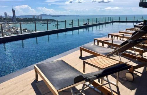 Pattaya Bay Apartment | The BASE Central PATTAYA Long Balcony King-Bed with Infinity Pool & Free Netflix