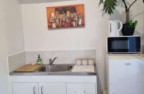 Woodridge Apartment | The Batch. Granny flat, close to Diggers RSL & Sunday Markets, GoldCoast line.