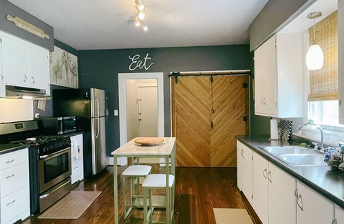 Schulenburg House | The Baum Suite: Charming 1950s Gem in Schulenburg ~New Owner~