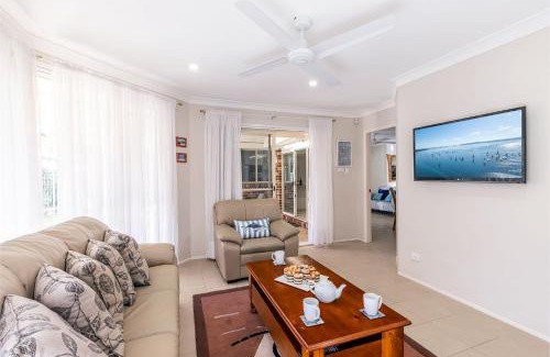Shoal Bay House | The Bay House Shoal Bay huge five bedroom holiday home with WiFi and Foxtel