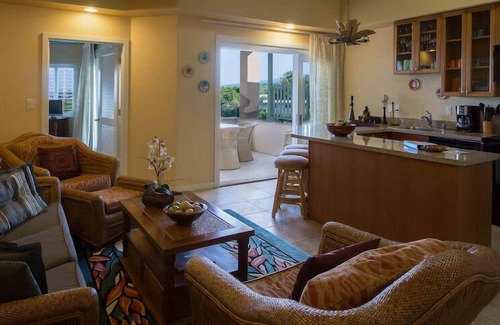 Kahaluu Bay Condo | The Beach Villas w/Pool Hot Tub & A/C!