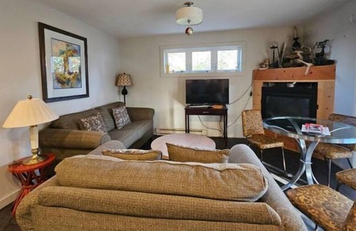 Cushing Resort | The Beahive Resort. Unit #4 Lakefront on lake Alex