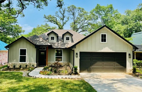 Gun Barrel City House | The Benjamin I - 2022 Built Luxury Retreat with Backyard Paradise with Hot Tub Outdoor Movie Screen Dock & Boat Rental