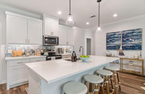Gun Barrel City House | The Benjamin I - 2022 Built Luxury Retreat with Backyard Paradise with Hot Tub Outdoor Movie Screen Dock & Boat Rental