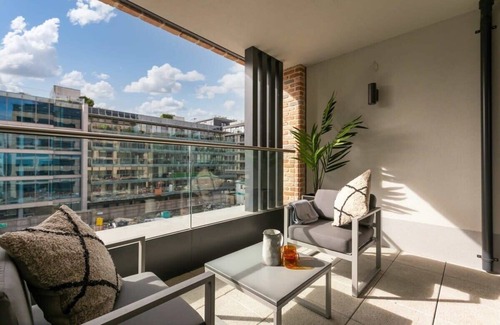 Grand Canal Dock Apartment | The Benson One by Dublin At Home