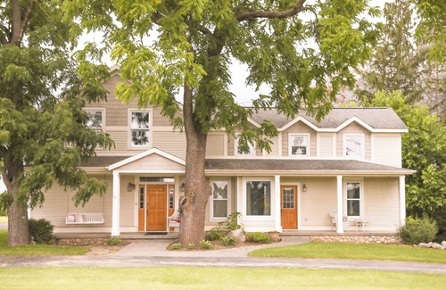 Frankenmuth House | The Best of Both Worlds.Cozy House Close to Downtown with country charm.