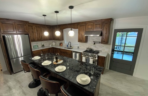 Stephenville House | The Biggest Short-Term Rental Close to Tarleton University! 2 King Beds!