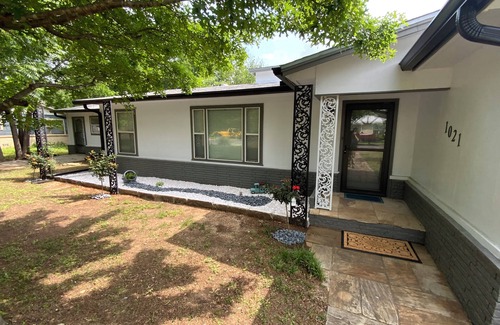 Stephenville House | The Biggest Short-Term Rental Close to Tarleton University! 2 King Beds!