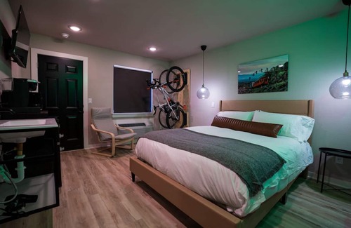 Bentonville Cabin | The Bike Inn #4, Centennial Park, Single Room