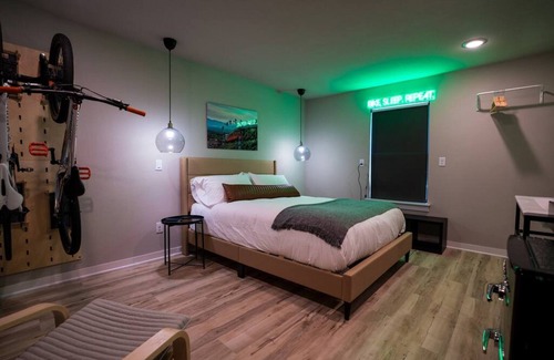 Bentonville Cabin | The Bike Inn #4, Centennial Park, Single Room