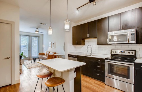 Holly Apartment | The Bindel, East Austin, Highly Walkable + Pets Welcome!