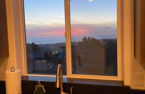 Brookings House | The Bird’s Nest: 5-yr new, 3 Bedroom 180 degree Ocean View Home in Brookings, OR