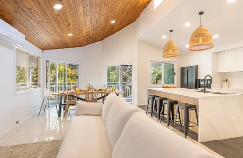 Anna Bay House | The Birubi Beach House 11 Campbell Ave Close to the beach pet friendly holiday home
