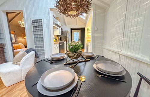 Guerneville Cabin | The Black Nest~ Stylish and Serene Redwood Retreat 5 Stars! WIFI/HotTub/Pup
