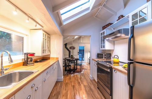 Guerneville Cabin | The Black Nest~ Stylish and Serene Redwood Retreat 5 Stars! WIFI/HotTub/Pup