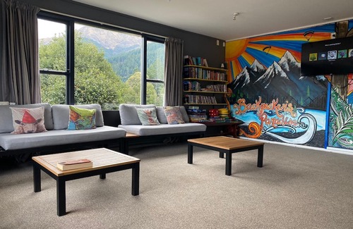 Queenstown City Centre Hotel | The Black Sheep Backpackers