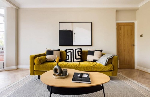 Blackheath Apartment | The Blackheath Hideaway - Alluring 2BDR Flat with Balcony