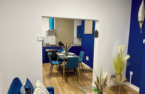 Hull House | The Blue Retreat 3 Bed House Minutes away from town with Free Parking