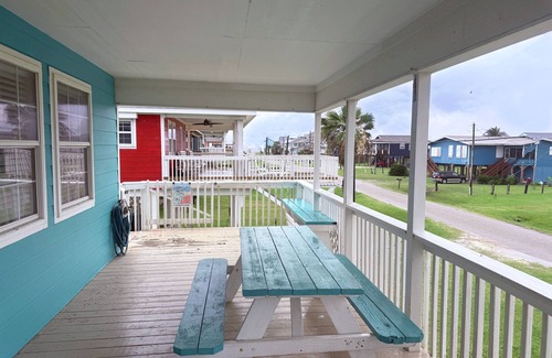Surfside Beach House | The Blue Seagull - Gulf Views a few step from the beach!