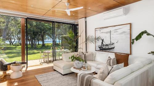 Corlette House | The Boathouse on the Beach