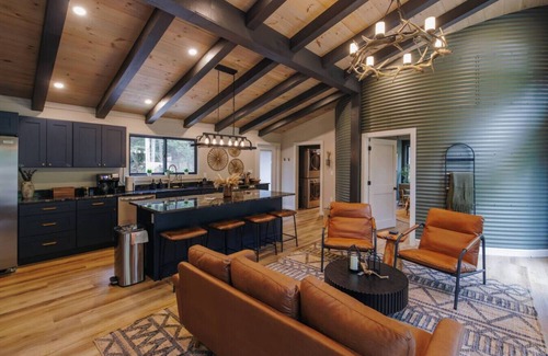 Saint Helens Apartment | The Boone by The Hideaways