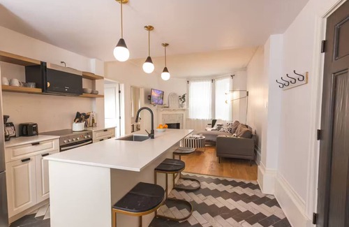 Shaughnessy Village Apartment | The Bordeaux - 4 bedrooms, 1,5 baths Apartment in Montréal Downtown With Parking