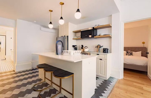 Shaughnessy Village Apartment | The Bordeaux - 4 bedrooms, 1,5 baths Apartment in Montréal Downtown With Parking