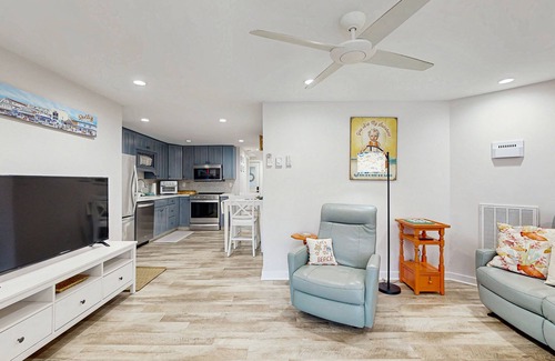 Rehoboth Beach Condo | The Boxwood House dog-friendly condo w/beach access, WIFI