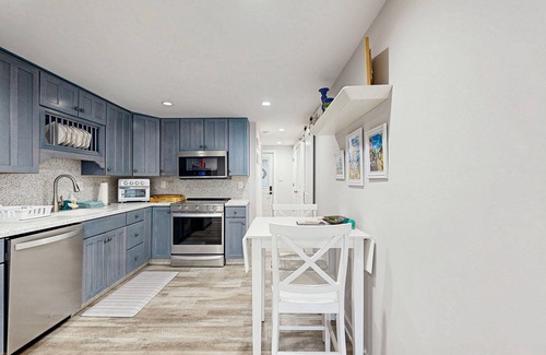 Rehoboth Beach Condo | The Boxwood House dog-friendly condo w/beach access, WIFI