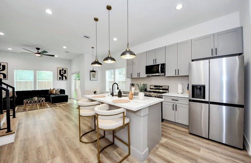 Astrodome House | The Brandõn: ★ Sleeps 8 ★ Garage ★ Near Medical Center & NRG