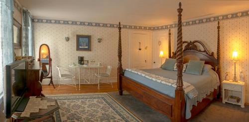 Swanzey Bed & Breakfast | The Bridges Inn at Whitcomb House B&B