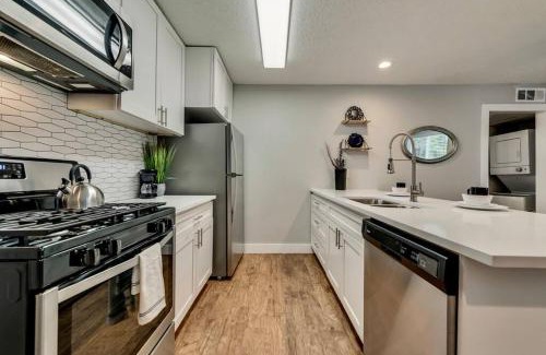Old East Dallas Apartment | The Brilliant Flat Arboretum Tickets Included