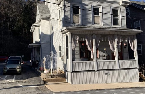 Ashfield Bed & Breakfast | THE BROADWAY ROOM AT TRAILS END B&B