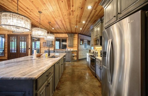 Hochatown Cabin | *The Buck Stops Here* Pickleball! Basketball! Fun For Everyone