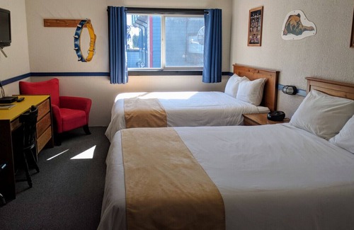 Silver Star Mountain Hotel | The Bulldog Silver Star - Standard Queen + Queen 2