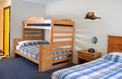 Silver Star Mountain Hotel | The Bulldog Silver Star - Standard Queen + Double/Single Bunk Bed 1