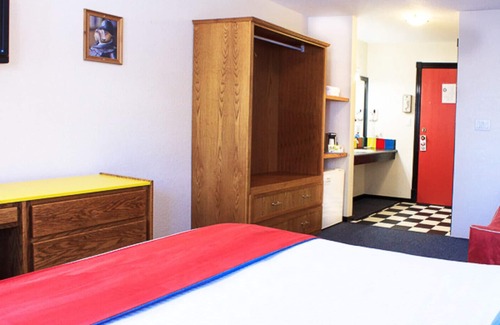 Silver Star Mountain Hotel | The Bulldog - Standard King 1