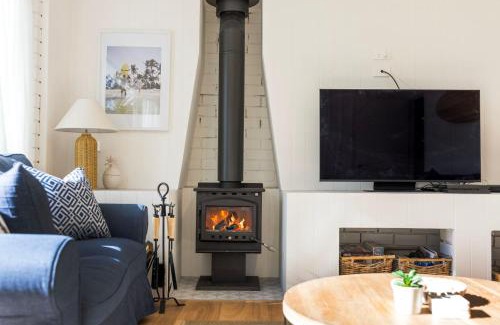 Culburra Beach House | The Cabana - Pet Friendly with Fireplace - 2 Mins to Beach